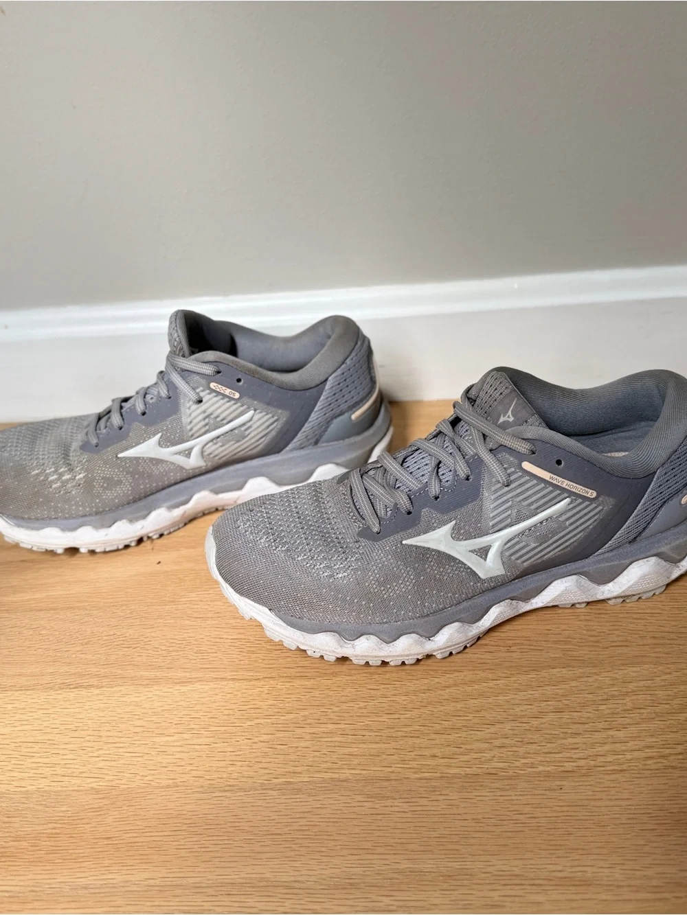Mizuno Wave Horizon 5 Women’s Running Shoes – Gray/Silver – Size 7.5
